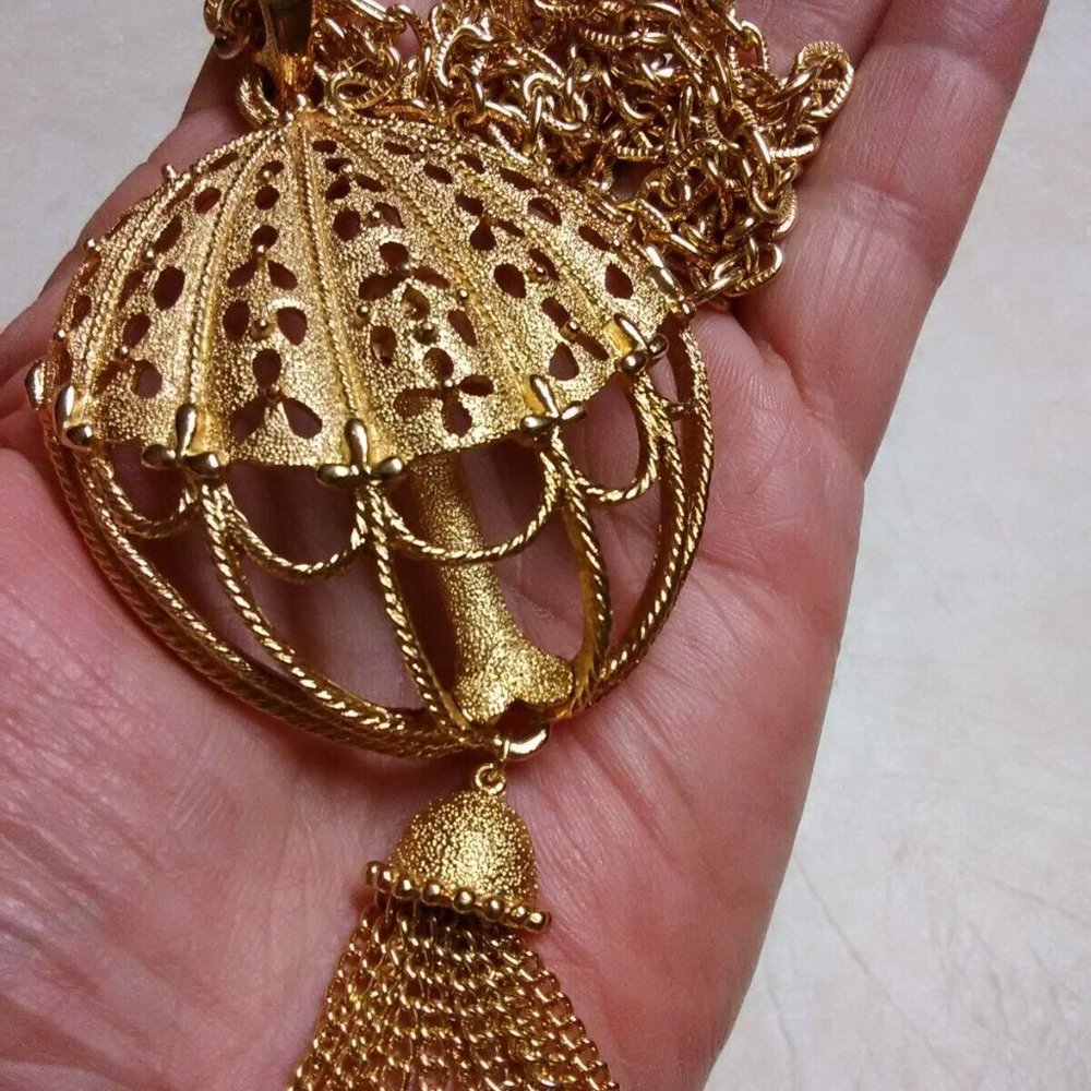 Trifari gold tone balloon pendant necklace with tassel dangle excellent